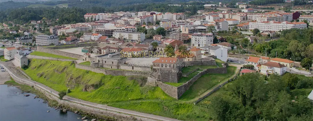 Vista a&eacute;rea de Salvaterra e o seu recinto amurallado.