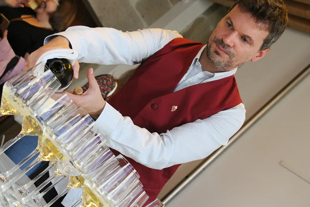 Servi&ccedil;o de vinhos no Centro de Interpretaci&oacute;n do vinho verde de Ponte de Lima.