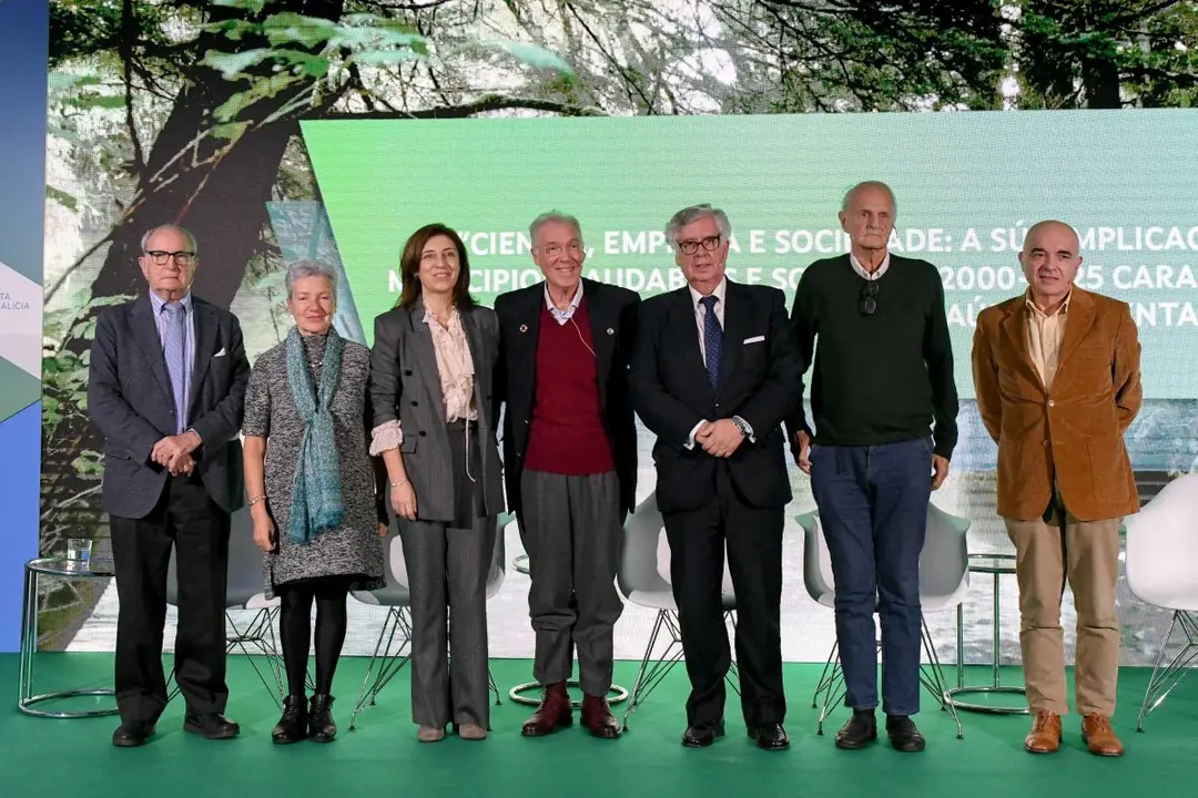 Ponentes de la tercera mesa redonda con Francisco Peña y la Conselleira de Medio Ambiente y Cambio Climático, Ángeles Vázquez Mejuto.