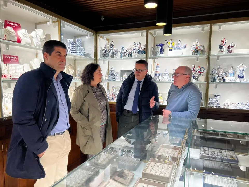 El conselleiro de Emprego, Comercio e Emigración, José González, durante su visita a la Joyería Regueira en Santiago, uno de los establecimientos adheridos al programa de bonos Activa Comercio.