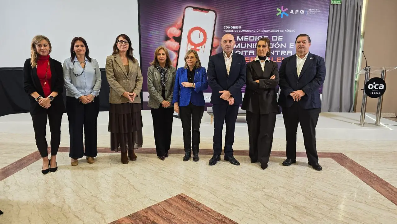 De izq. a dcha: María José Garrido, Encarni Iglesias, Sonia Esperanza Rodríguez, María Méndez, presidenta de la APG; María Esther Erice, Roberto Barba, director xeral de Loita contra a Violencia de Xénero de la Xunta de Galicia; Elena Steinger y Julio Abalde, subdelegado del Gobierno en A Coruña. R. LEDO.