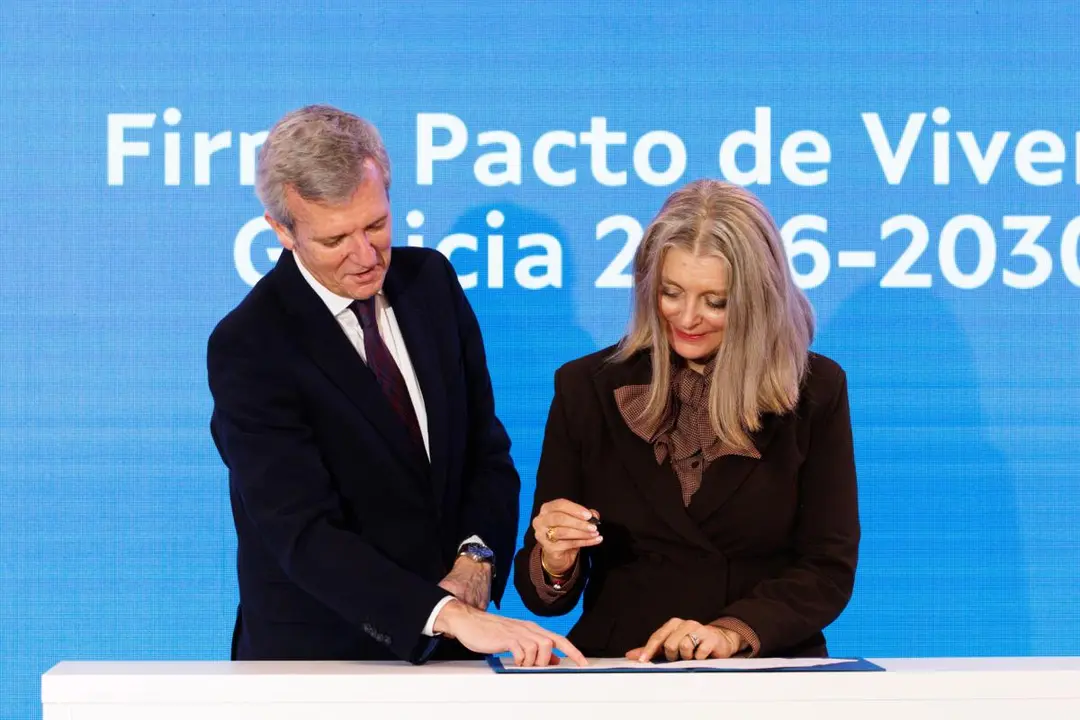 El presidente de la Xunta, Alfonso Rueda, durante la firma del II Pacto de Vivenda de Galicia 2026-2030, que marca como objetivo alcanzar las 10.000 viviendas p&uacute;blicas en el a&ntilde;o 2030.