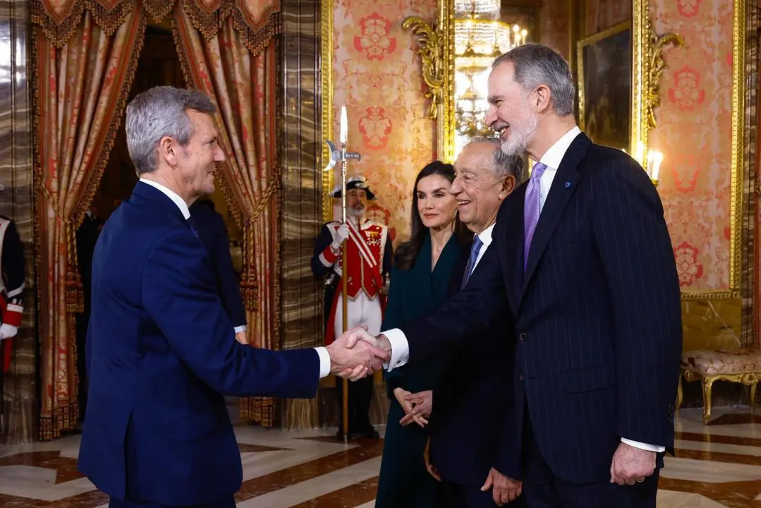 Su Majestad el Rey Felipe VI saluda al presidente de la Rep&uacute;blica Portuguesa, Marcelo Rebelo de Sousa, en el Palacio Real de Madrid, en presencia de la Reina Letizia y del presidente de Portugal, durante los actos oficiales con motivo de su visita a Espa&ntilde;a.