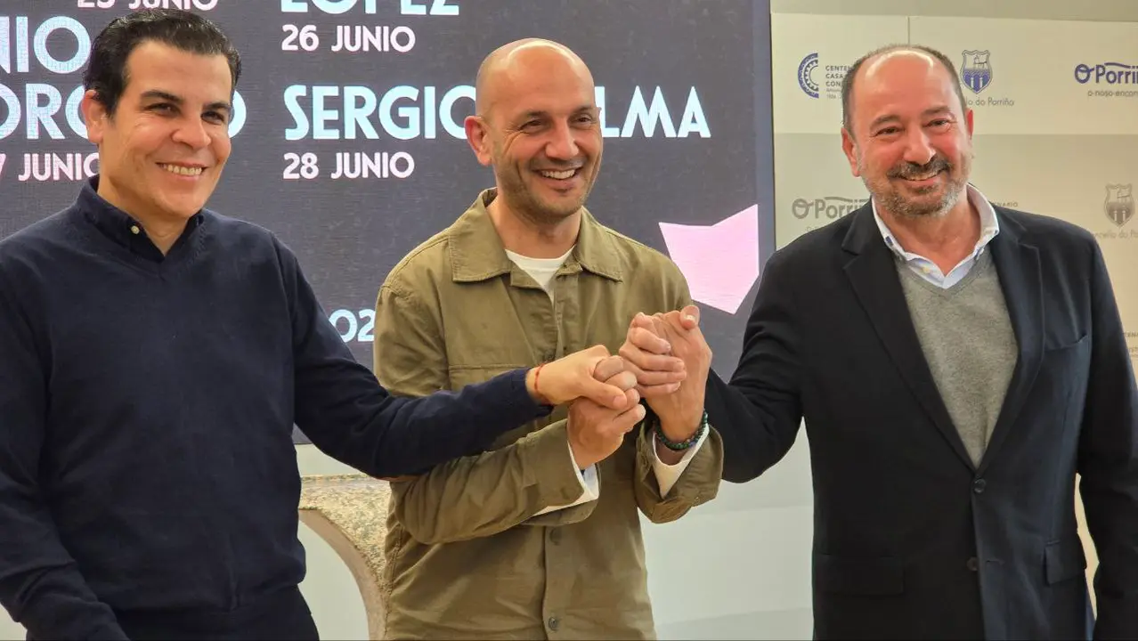 O director de Turismo de Galicia, Xos&eacute; Merelles; o alcalde do Porri&ntilde;o, Alejandro Lorenzo; e un dos organizadores do festival Petra Rosa, durante a presentaci&oacute;n oficial do evento na Casa do Concello.