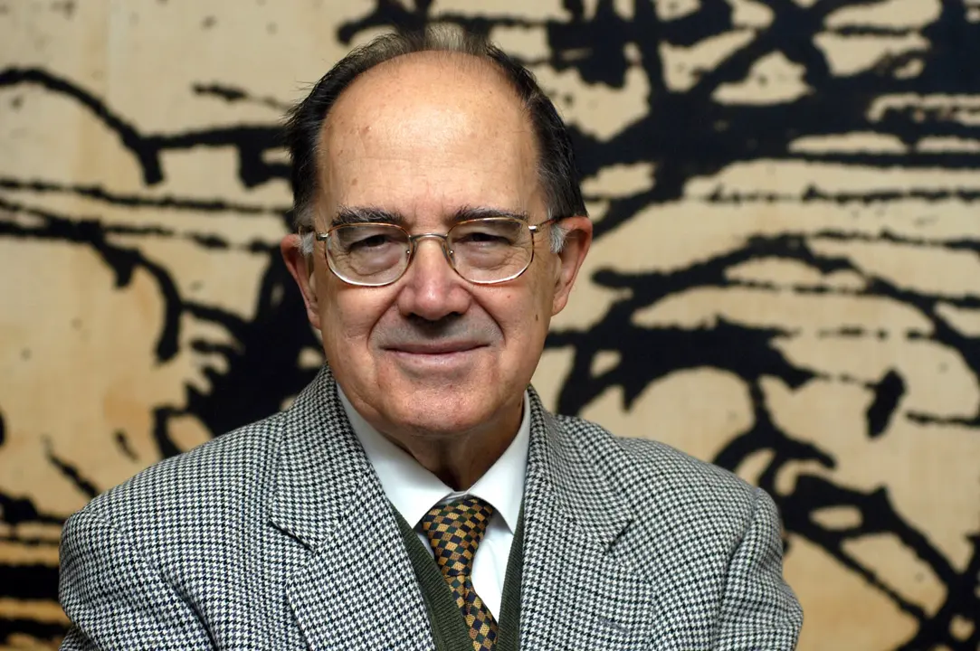 Retrato del profesor Gonzalo Herranz Rodr&iacute;guez, natural de O Porri&ntilde;o, referente internacional en bio&eacute;tica m&eacute;dica y catedr&aacute;tico de Anatom&iacute;a Patol&oacute;gica.