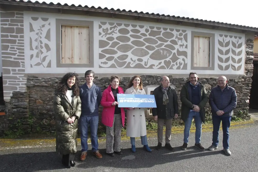 La conselleira de Medio Ambiente e Cambio Clim&aacute;tico, &Aacute;ngeles V&aacute;zquez, junto a responsables locales y propietarios, durante la visita a una vivienda rehabilitada en Monforte de Lemos al amparo de las ayudas auton&oacute;micas para el fermosismo.