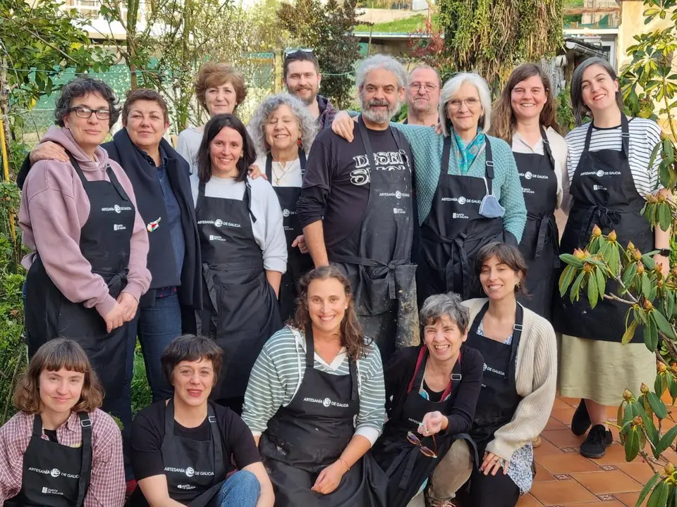 Participantes en el curso de engobes de alta temperatura para vajillas, impartido por la ceramista Ana Felipe en el taller de Carlos San Claudio, en Bembrive (Vigo), dentro del programa formativo de la Fundaci&oacute;n Artesan&iacute;a de Galicia.