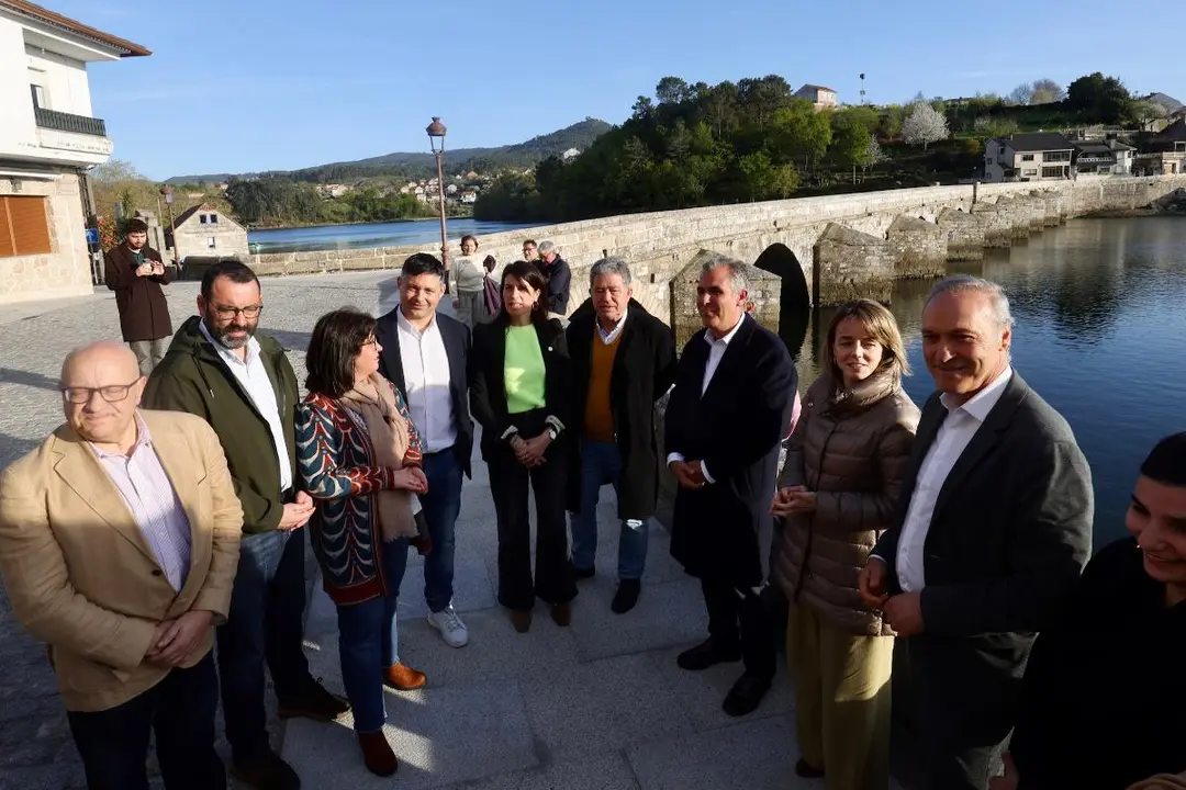 La conselleira de Vivenda e Planificaci&oacute;n de Infraestruturas, Mar&iacute;a M. Allegue, junto al delegado territorial de la Xunta en Pontevedra, Agust&iacute;n Reguera, y la directora de la AXI, Mar&iacute;a Deza, visit&oacute; hoy la actuaci&oacute;n