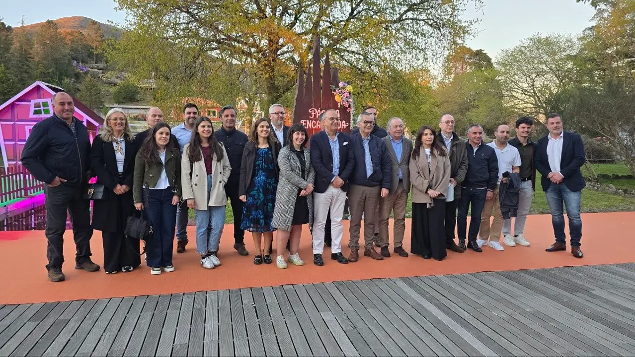 Autoridades e invitados a la inauguraci&oacute;n de P&aacute;scoa Encantada. R. LEDO.