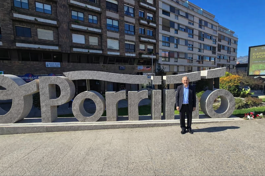 Juan Llor, m&eacute;dico e investigador del legado del profesor Gonzalo Herr&aacute;nz, en O Porri&ntilde;o, localidad natal del referente gallego de la &eacute;tica m&eacute;dica.