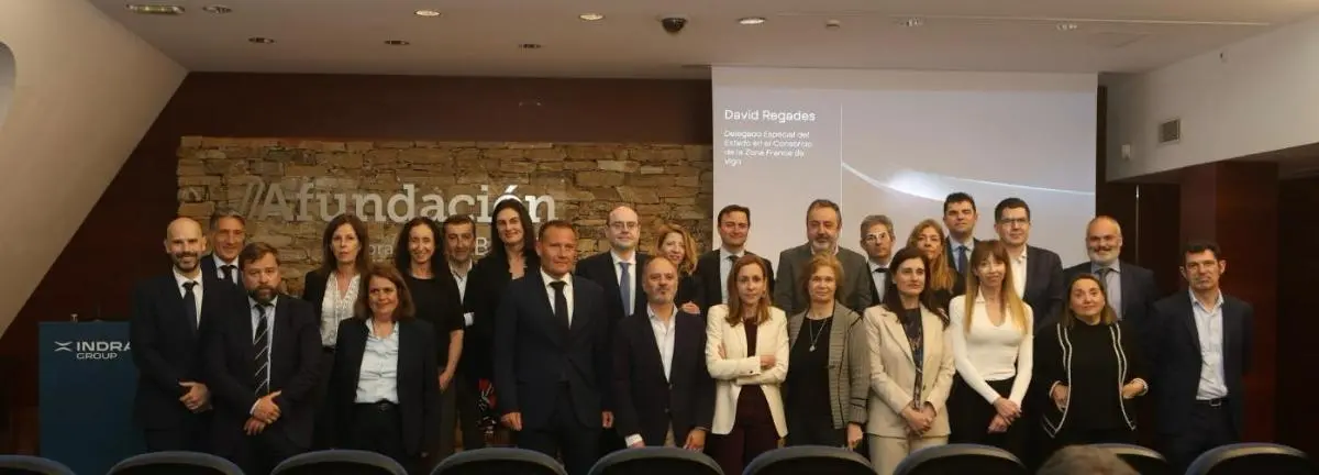 Representantes institucionales y responsables de Indra Group durante la presentaci&oacute;n en Vigo del plan de crecimiento y atracci&oacute;n de talento en Galicia.