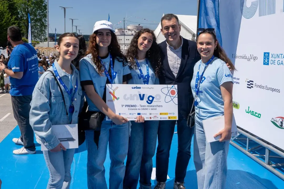 El conselleiro Rom&aacute;n Rodr&iacute;guez junto a alumnas premiadas en el Festival CinVigo 2026, en el que se reconoci&oacute; el talento cient&iacute;fico joven.