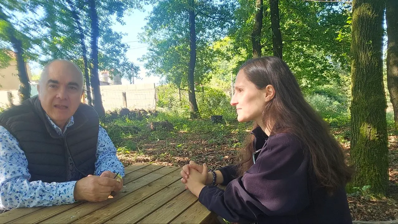 Roberto Ledo, director de Diario Luso-Galaico, conversa con la bi&oacute;loga B&aacute;rbara &Aacute;lvarez, de Ecocelta, durante la entrevista sobre la preparaci&oacute;n del suelo para la nueva temporada de cultivo.