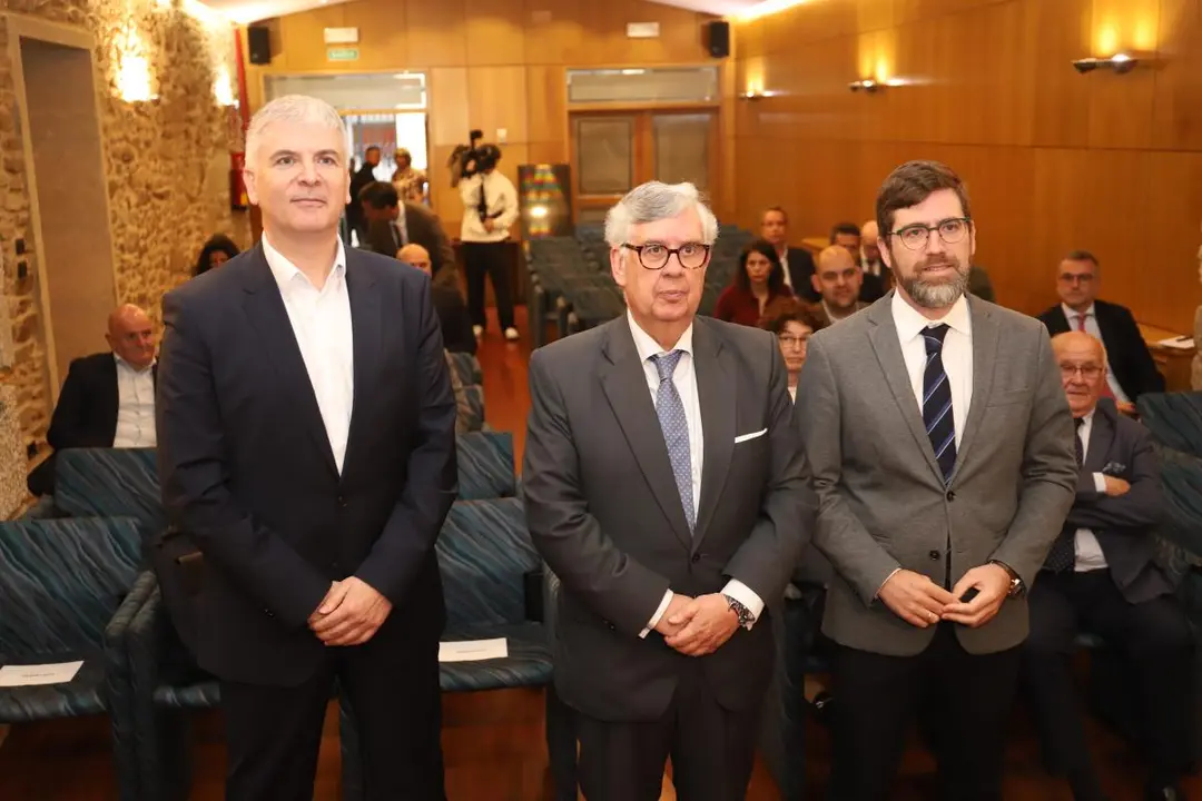 De esquerda a dereita, representantes institucionais e empresariais durante a presentaci&oacute;n do informe sobre absentismo laboral na sede da CEG, en Santiago.
