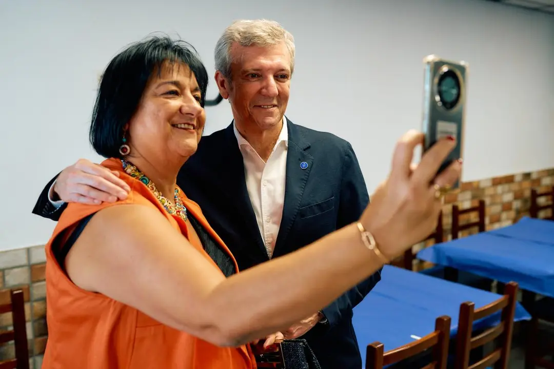 Alfonso Rueda posa para un selfi con una integrante de la comunidad gallega durante su visita a la Casa de Galicia en Gran Canaria.