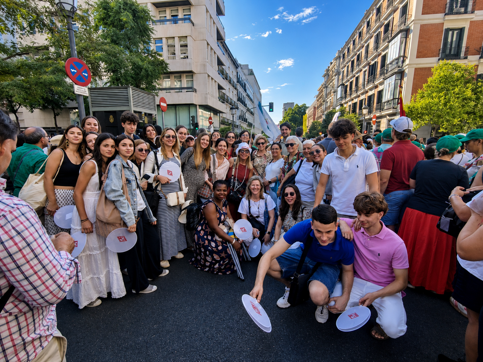 Integrantes de la segunda expedici&oacute;n llegada desde Vigo para participar en los actos del viaje apost&oacute;lico de Le&oacute;n XIV en Madrid. El grupo, formado por 56 peregrinos de edades comprendidas entre los 8 y los 75 a&ntilde;os, asisti&oacute; a la vigilia juvenil en la Plaza de Lima y a la multitudinaria misa presidida por el Papa.