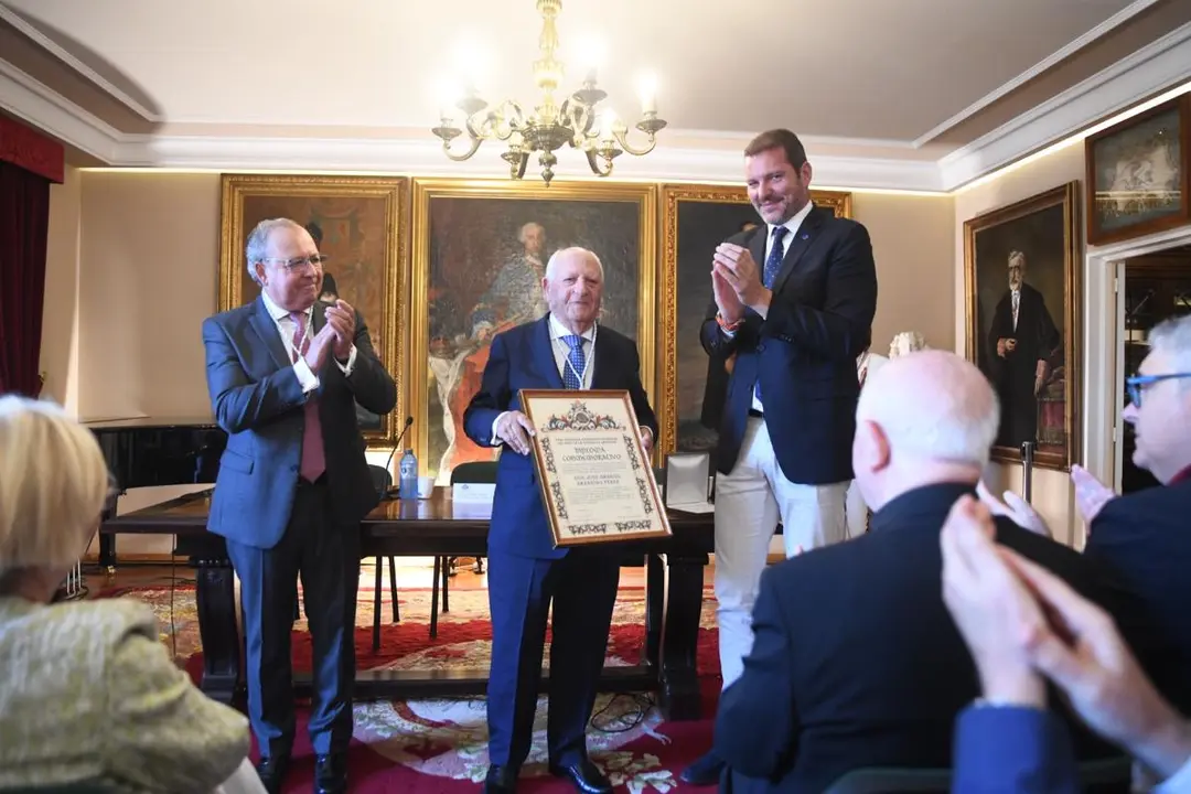 Jos&eacute; Gabriel Barreiro posa coa distinci&oacute;n recibida tras ser reco&ntilde;ecido coa Medalla de Ouro da Real Sociedade Econ&oacute;mica de Amigos do Pa&iacute;s de Santiago, entre os aplausos dos asistentes.