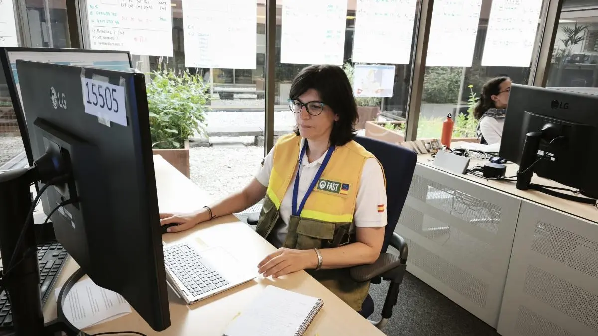 Raquel Carreira, ingeniera t&eacute;cnica forestal de la Xunta, en el Centro de Coordinaci&oacute;n de la Respuesta a Emergencias de la Uni&oacute;n Europea, en Bruselas.