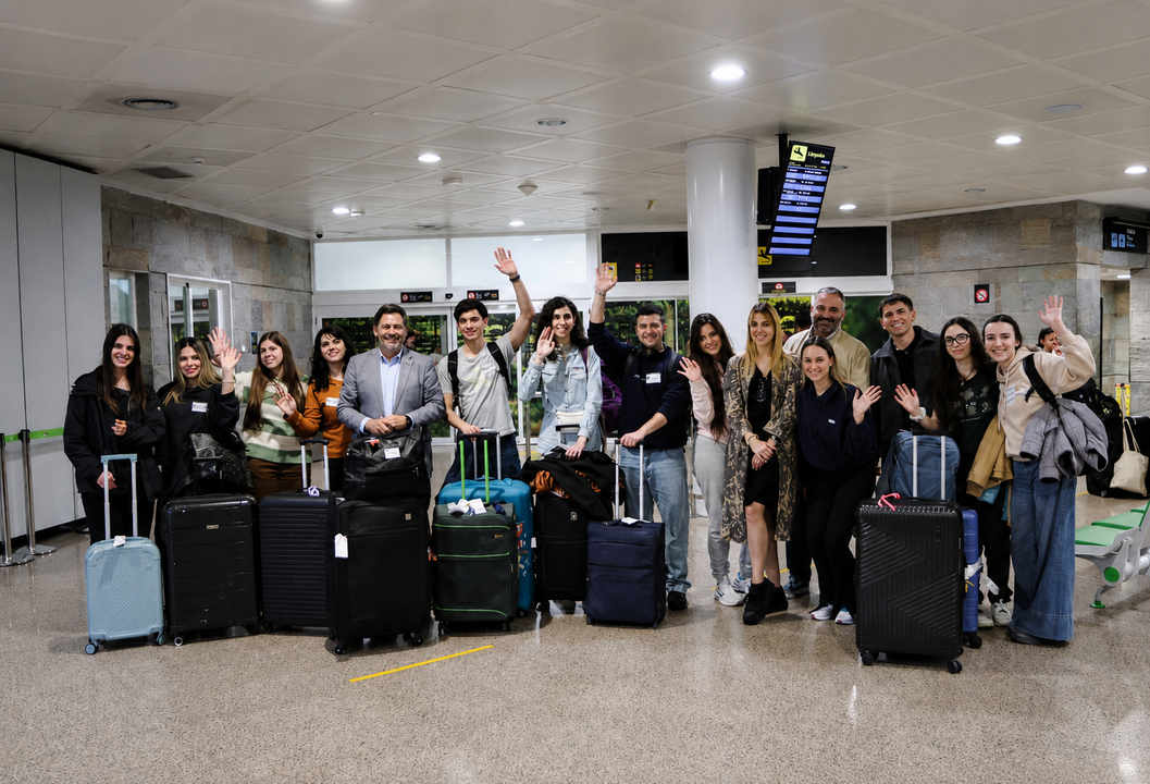 Antonio Rodr&iacute;guez Miranda recibe en el aeropuerto de Alvedro a los j&oacute;venes gallegos del exterior que participar&aacute;n en el programa de voluntariado cultural en el Castro de Viladonga.