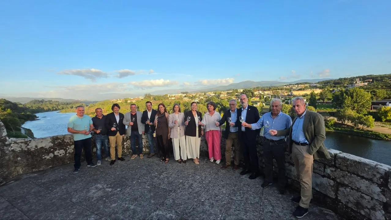 Desde el mirador de la Cuevas de Dna Urraca, con Moncao al fondo, las autoridades brindan en esta 67 edici&oacute;n de la Festa do Vi&ntilde;o do Condado. R. LEDO.