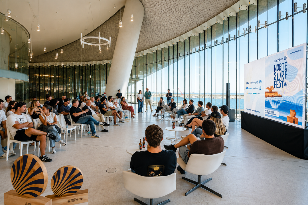 Representantes institucionais, organizaci&oacute;n e deportistas durante a presentaci&oacute;n da terceira edici&oacute;n do Xacobeo Norte Surf Fest, que incorpora por primeira vez unha proba da World Surf League.