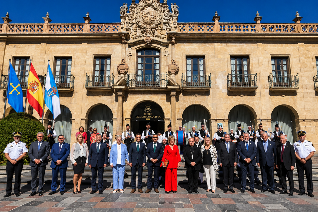 Foto de familia de los participantes en los actos del 31 aniversario de la asociaci&oacute;n D&iacute;a de Galicia en Asturias, celebrados en Oviedo.