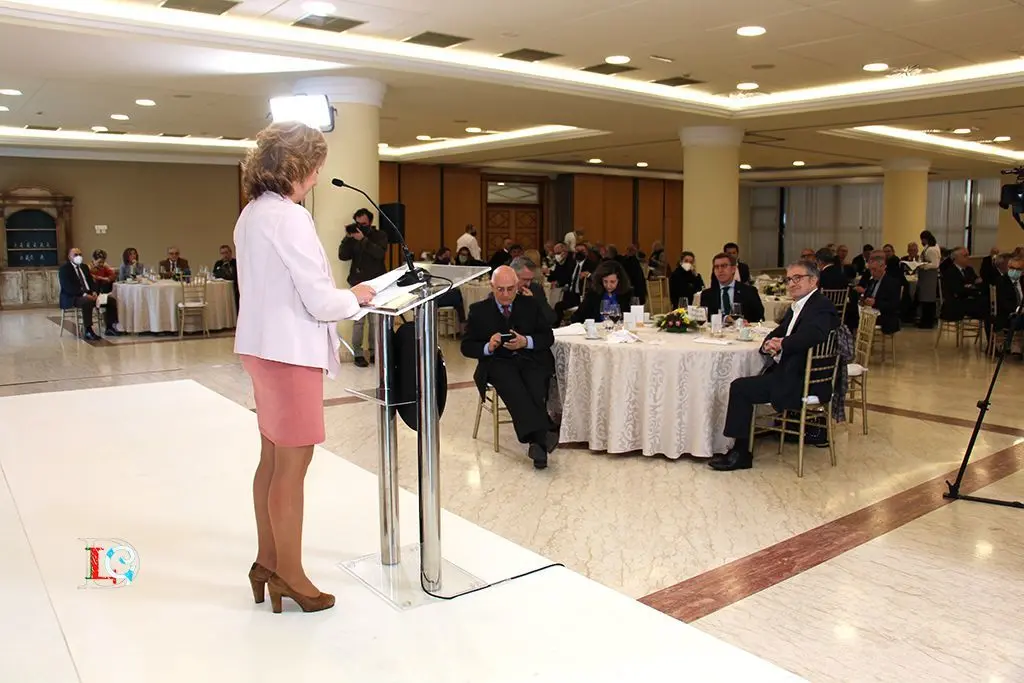 La presidenta de la APG, María Méndez, alabó el tesón de la premiada en su tarea periodística. ©ROBERTO LEDO.