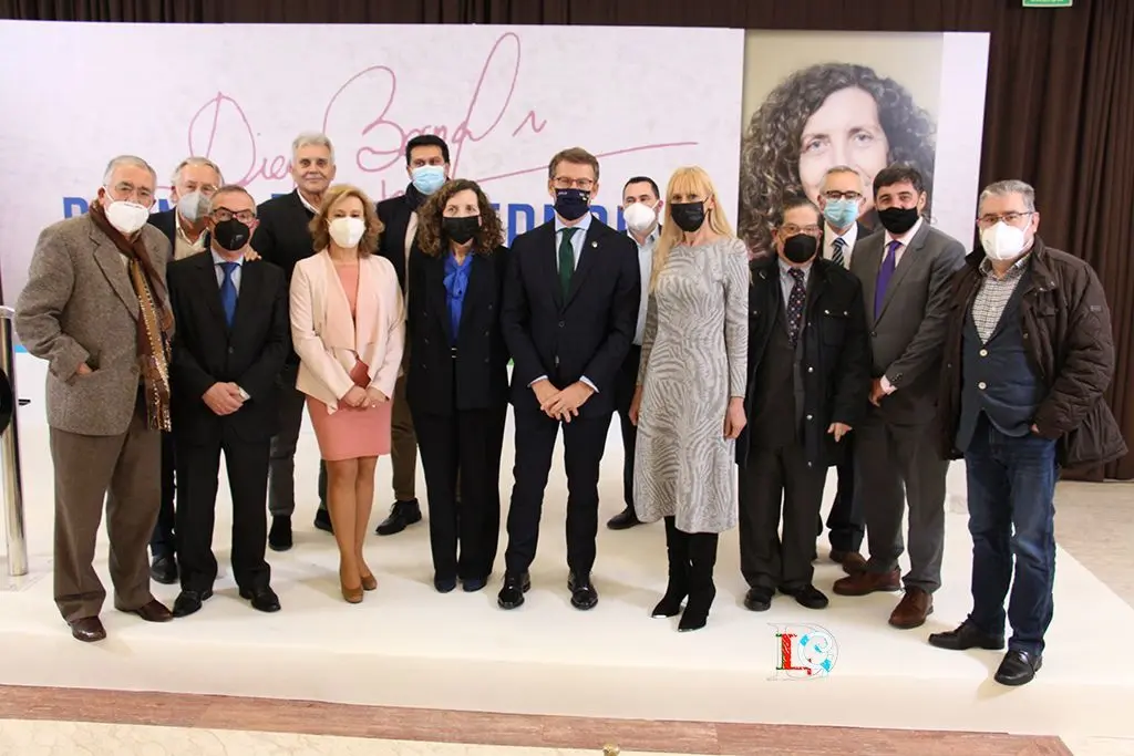 Todo el equipo de la APG con su presidenta al frente María Méndez, el presidente de la Xunta y las premiada. ©ROBERTO LEDO.