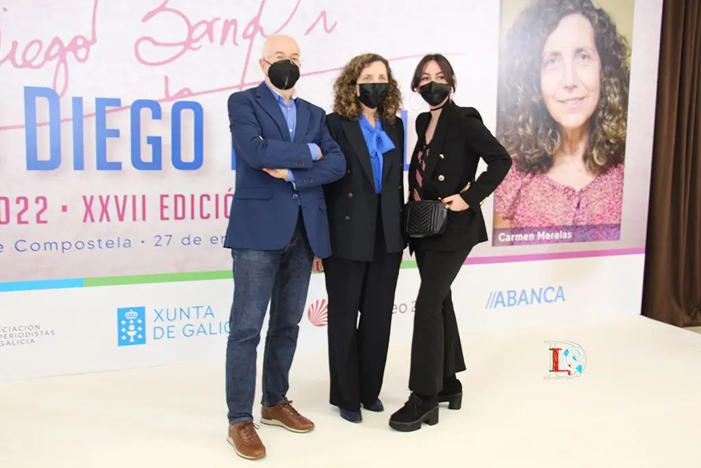 José Manuel Gutiérrez, uno de los periodistas de la redacción inicial de La Opinión A Coruña y Marta Otero la más joven de la redacción, con su directora Carmen Merelas para simbolizar la continuidad en el proyecto del Grupo Prensa Ibérica, en A Coruña. ©ROBERTO LEDO.