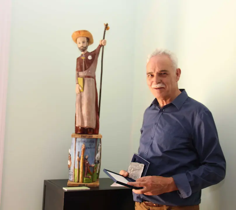 El escultor Fidel Velasco con la obra de su autoría y la placa obsequiadas por el Ayuntamiento de Ponte de Lima.