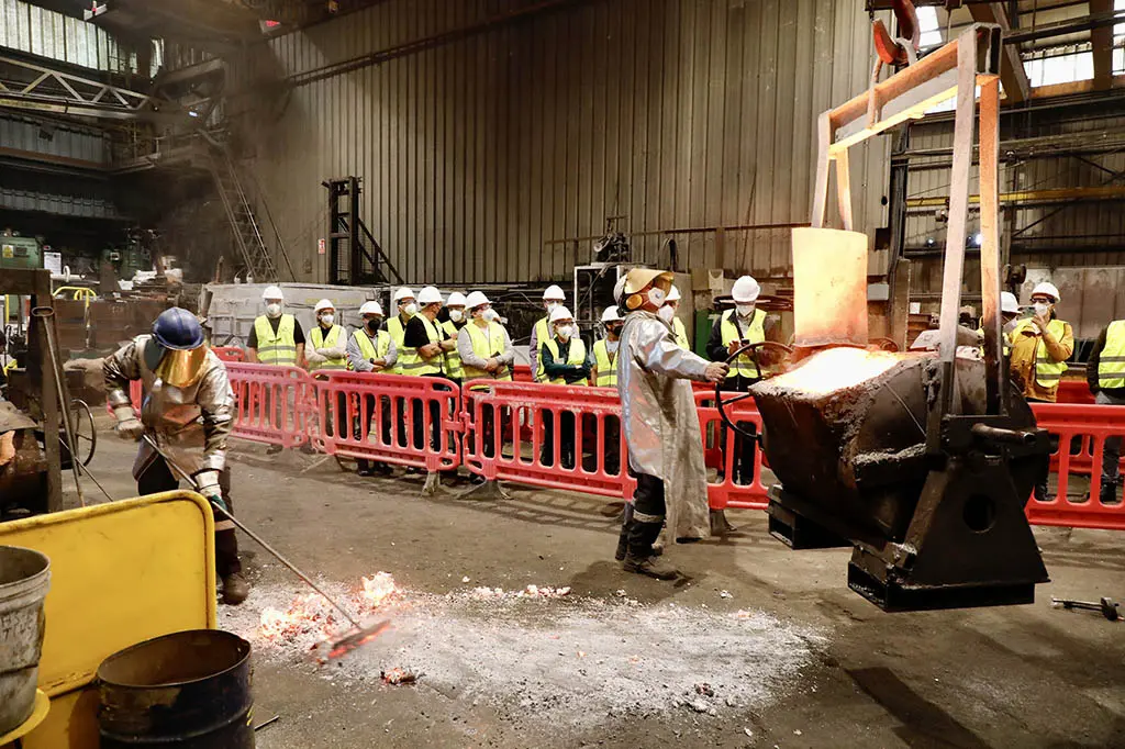 Investigadores procedentes de nueve países de Europa, África y Estados Unidos visitaron esta mañana las instalaciones de Funciones Rey y Rey Bronze Castings, donde se va a fabricar este novedoso producto.