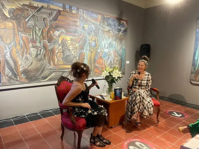 Silvia Rodríguez Coladas y directora de la Pinacoteca de Nuevo León, Elvira Lozano.de Todd
