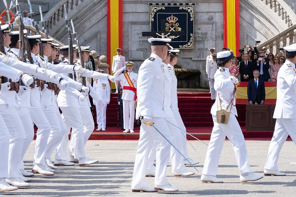 O presidente da Xunta, Alberto Núñez Feijóo, acompañado pola conselleira de Medio Ambiente, Territorio e Vivenda, Ángeles Vázquez, preside o acto de entrega das Bandeiras Azuis 2019. Praia de Montalvo (Sanxenxo), Pontevedra, 16 del 07 de 22.