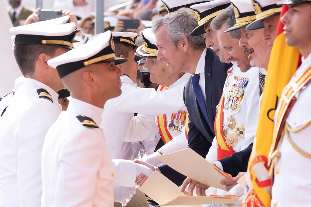 O presidente da Xunta, Alberto Núñez Feijóo, acompañado pola conselleira de Medio Ambiente, Territorio e Vivenda, Ángeles Vázquez, preside o acto de entrega das Bandeiras Azuis 2019. Praia de Montalvo (Sanxenxo), Pontevedra, 16 del 07 de 22.