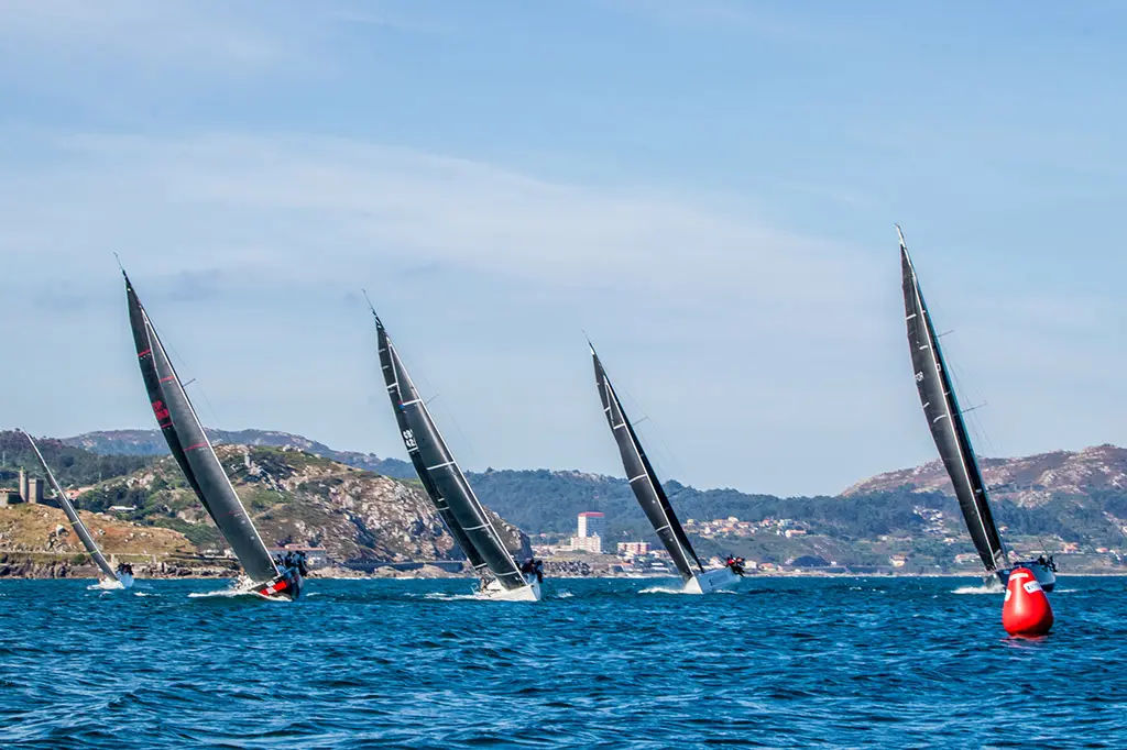 Tratando de llegar primeros a la boya de desmarque - Foto © Rosana Calvo