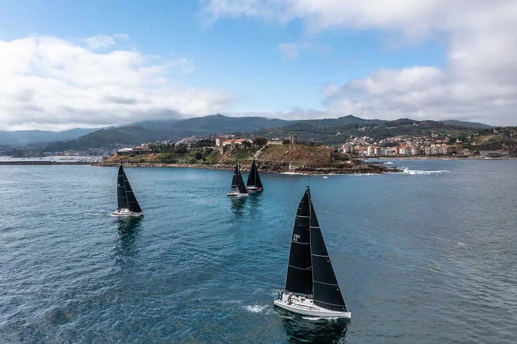 Los primeros barcos saliendo de la bahía de Baiona - Foto © Jacobo Bastos