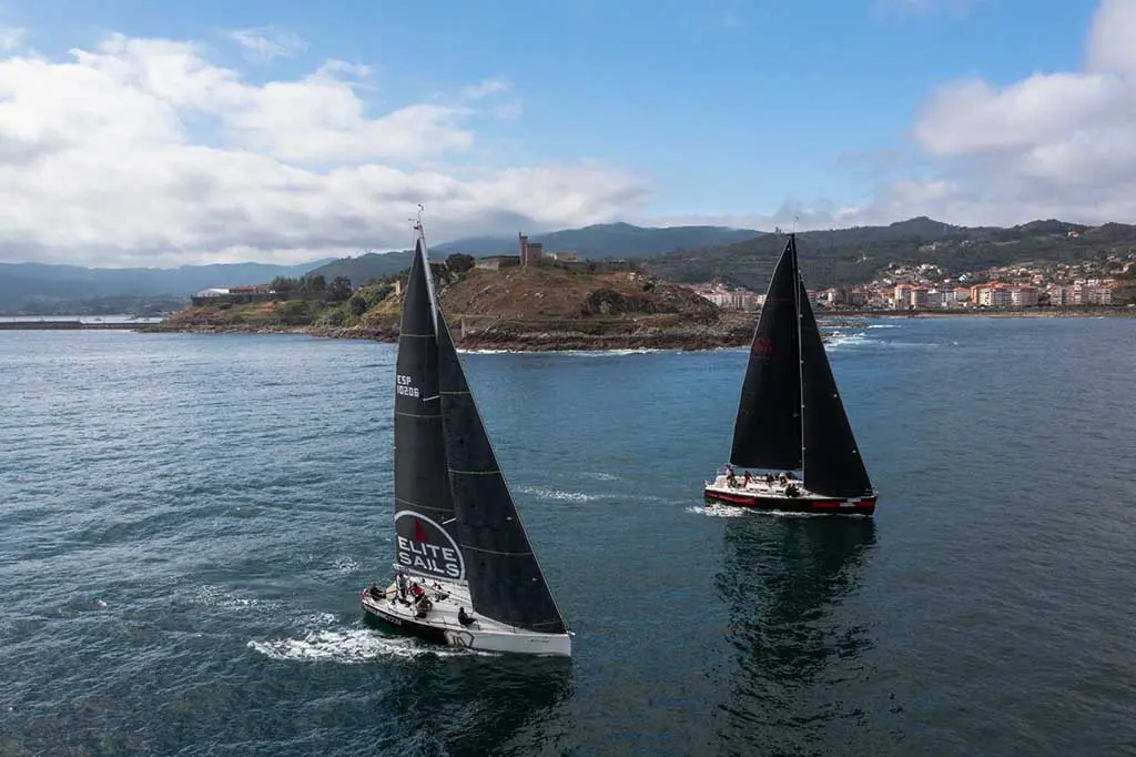 Aceites Abril e Ifaclinic frente al parador de Baiona - Foto © Jacobo Bastos
