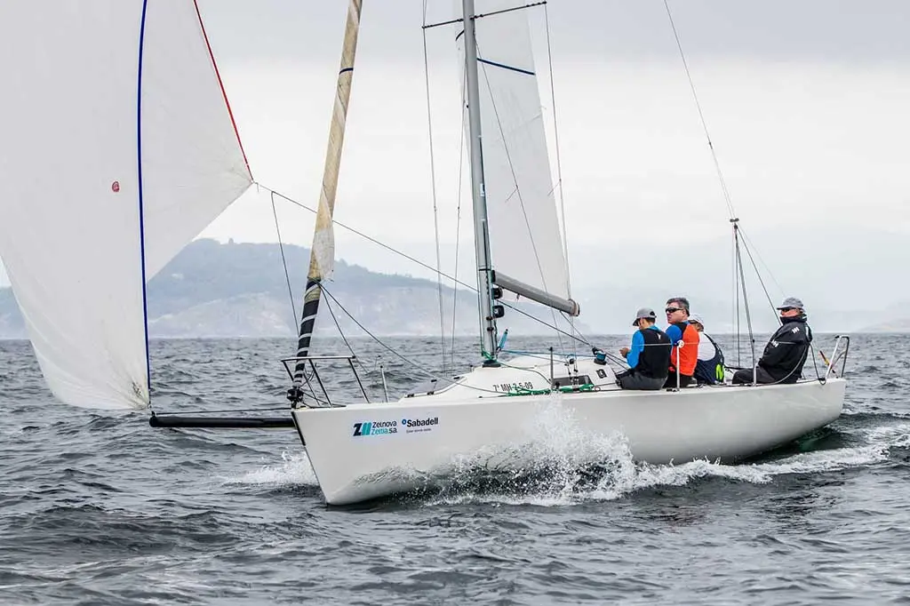 El Alboroto de Juan Carlos Ameneiro sigue en cabeza de la flota J80  - Foto © Rosana Calvo