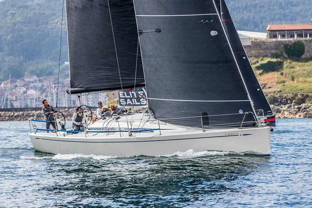 El Magical de Julio Rodríguez con Andrés Gómez a la rueda adelantando al Aceites Abril - Foto © Rosana Calvo