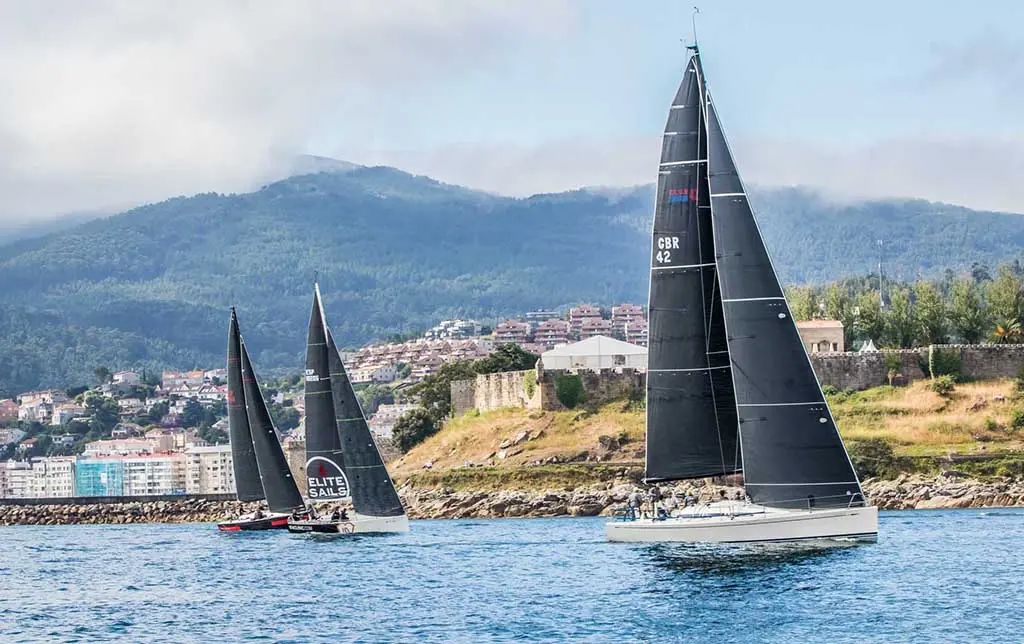 El Magical del Real Club Náutico de Vigo en cabeza de la flota. © ROSANA CALVO.