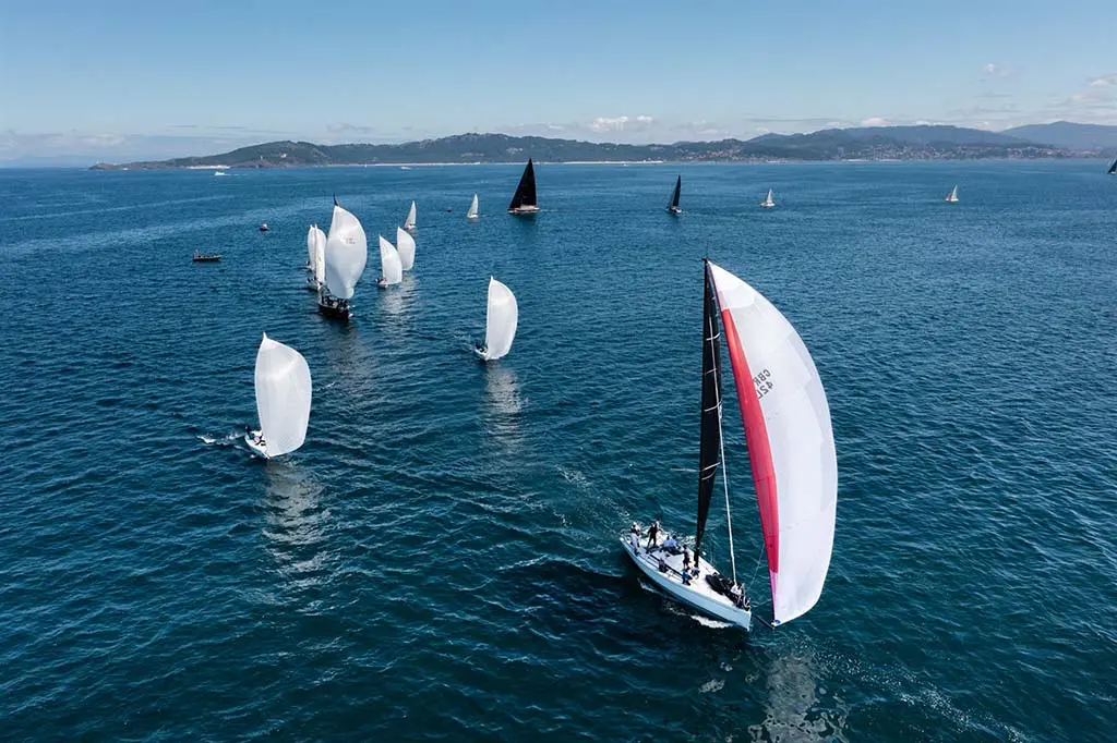 La flota del ORC del Conde de Gondomar regateando este lunes en Cíes - Foto Jacobo Bastos