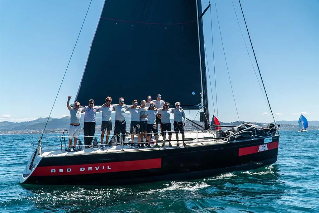 La tripulación del Aceites Abril con Luis y Jorge Pérez Canal en cabeza.  © JACOBO BASTOS.