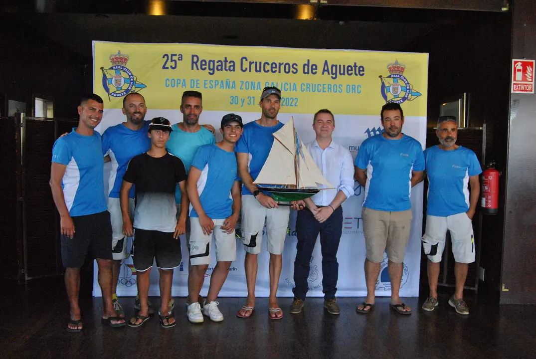 Orion, vencedor de la Clase Concello de Marin Regata con el concejal Antonio Traba ..