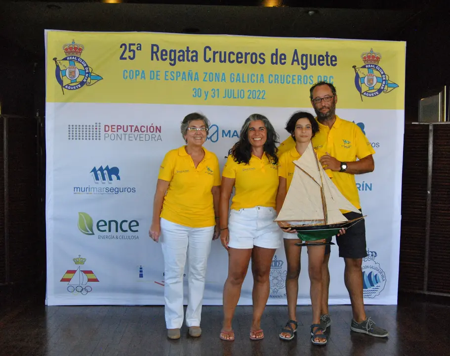 'Papanatas' ganó la clase Veteranos, y le entregó el premio la presidenta del Club.