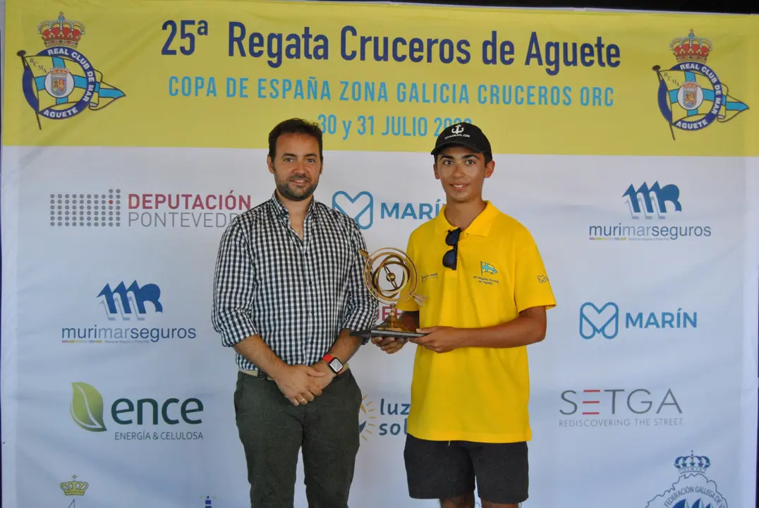 El concelleiro Antonio Caiña entregó trofeo Concello de Marín al vencedor de la etapa de hoy, el 'Magical'.