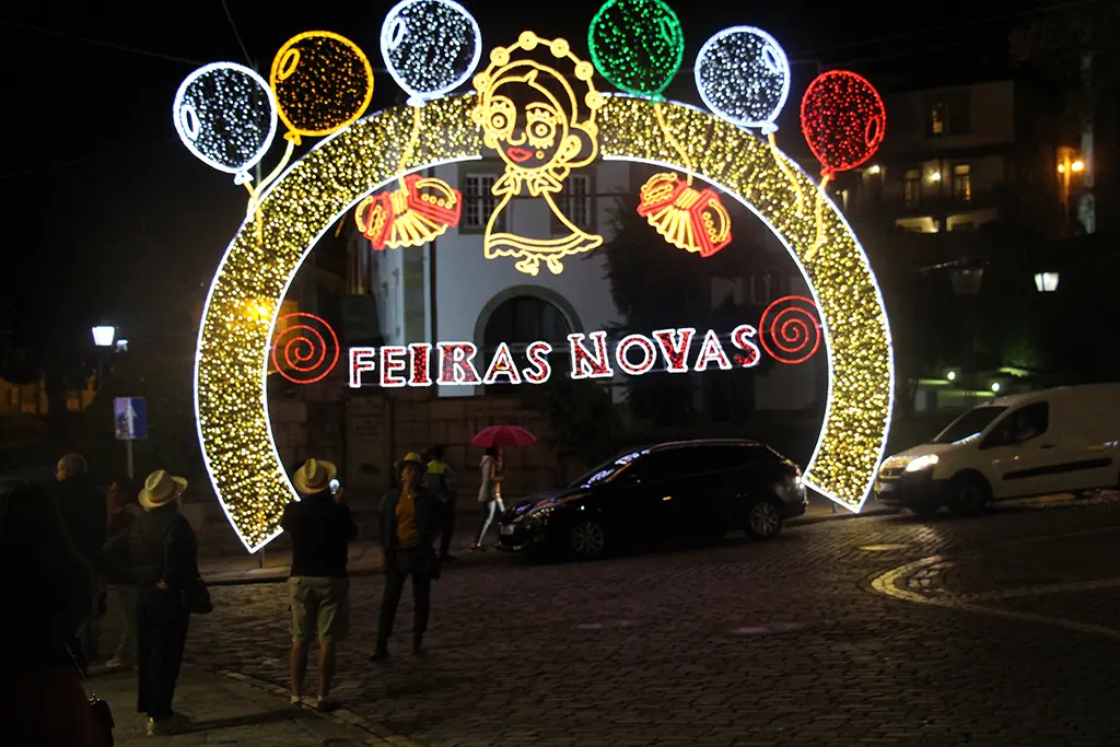 Frente a la casa del Concello.