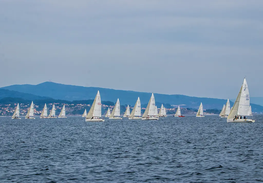 Las condiciones de la ría de Vigo  complicaron el inicio de las segunda jornada   - Foto © Rosana Calvo