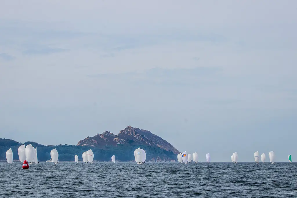 Las islas Cíes fueron espectadoras de la batalla por el nacional de J80  - Foto © Rosana Calvo