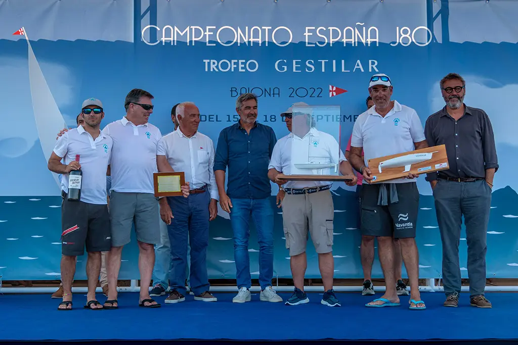 El Alboroto de Juan Carlos Ameneiro recibió el trofeo del campeonato, la placa de la RFEV y el trofeo de la clase J80 España  – Foto © Clara Giraldo