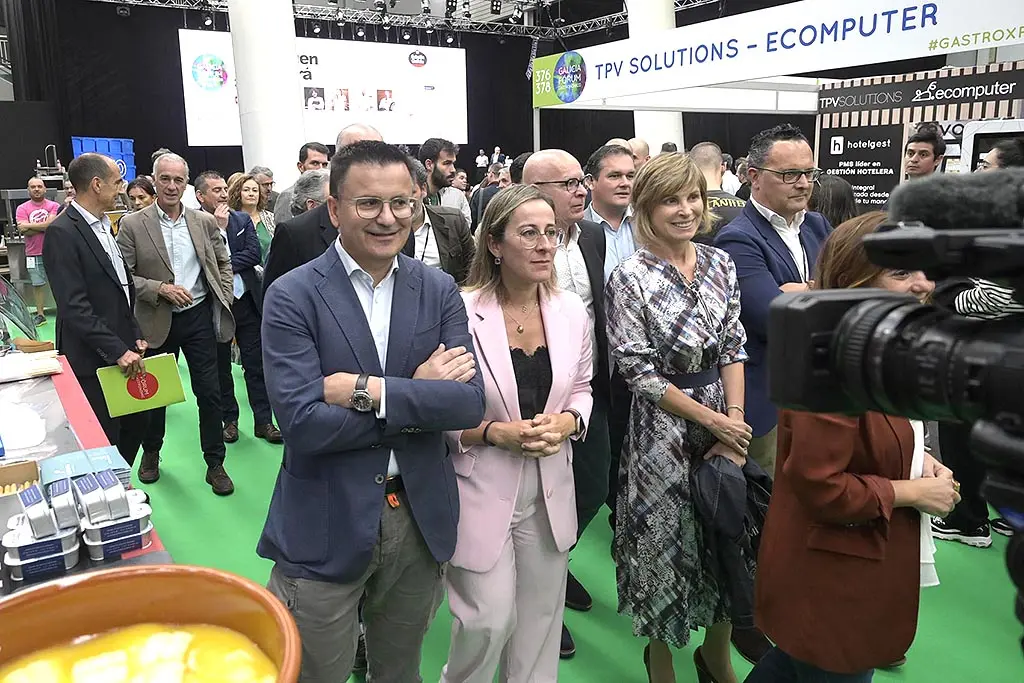 A conselleira de Infraestruturas e Mobilidade, Ethel Vázquez, acompañada do conselleiro do Medio Rural, José González e da directora de Turismo, Nava Castro, participan na inauguración do Galicia Fórum Gastronómico.
